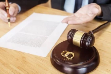 பணம் கேட்டு வழக்கு தொடர்ந்த மனைவி; கணவரால் எப்படி வாழ முடியும்? நீதிபதி சரமாரி கேள்வி!