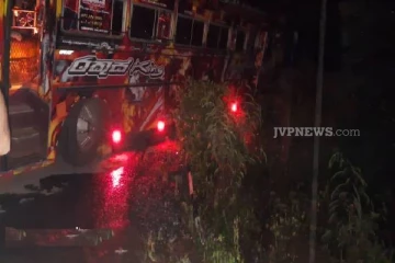 சிவனடி பாத மலைக்கு அருகில் பேருந்து தடம் புரண்டதால் வீதி போக்குவரத்து தடை