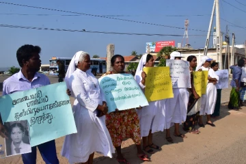 மன்னாரில் உயிரிழந்த சிறுமிக்கு நீதி கேட்டு நீதிமன்றிற்கு முன்னால் அமைதி வழி போராட்டம்