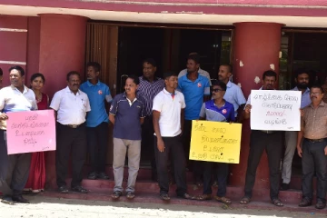 மன்னார் தபால் நிலையத்திற்கு முன்பாக போராட்டம் (Photos)