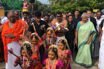 திருக்கோணஸ்வரர் ஆலயத்தில் விசேட பூஜை வழிபாட்டில் ஈடுபட்ட நிர்மலா சீதாராமன் (படங்கள்)