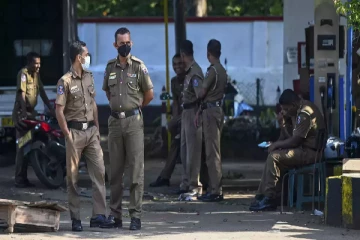 யாழில் கைத்துப்பாக்கியை காட்டி மிரட்டிய காவல்துறை அதிகாரி