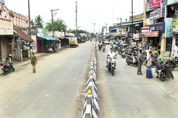 சாலையில் ஒருபுறம் முழுஊரடங்கு... மறுபுறம் தளர்வுகளுடன் ஊரடங்கு! பளீச்சென்று விளக்கிய புகைப்படம் | Tamilnadu Puduchery Lockdonw Viral Photo