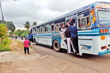 பேருந்திலிருந்து கீழே வீழ்ந்த நபருக்கு நேர்ந்த சோகம்