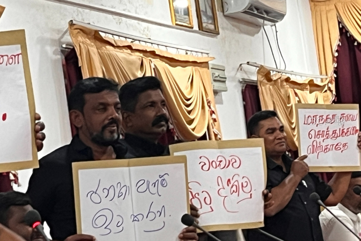 எட்டு மாதங்களின் பின்னர் இடம்பெற்ற வவுனியா மாநகரசபை அமர்வில் அமளிதுமளி | Uproar At Vavuniya Municipal Council Meeting