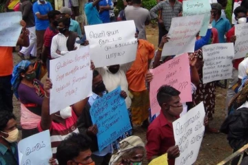 நிவாரணங்களை வழங்குவதற்கு நடவடிக்கை எடுக்க வேண்டும் - வெளிஓயா பகுதி மக்கள் போராட்டம்