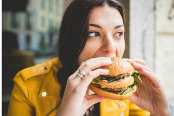 பெண்களே! தெரிந்து கூட இந்த மாதிரி உணவுகளை கனவில் கூட நினைத்து பார்க்காதீங்க.. ஏன் தெரியுமா?