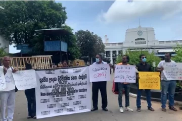 இலங்கை பொலிஸ் தலைமையகத்திற்கு முன் கவனயீர்ப்பு போராட்டம் (Video)