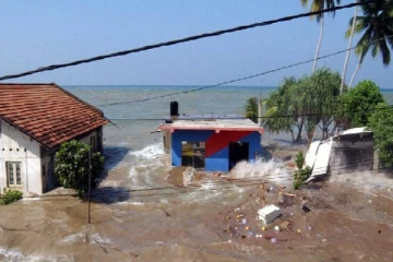 உலக பெண்கள் தினம்!  ஐந்து வயதில் சுனாமியில் சிக்கிய சிறுமியின் துயர கதை