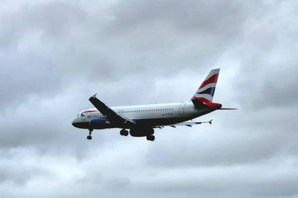 லண்டனிலிருந்து சுவிட்சர்லாந்துக்கு வந்த விமானம்: பயணிகள் சந்தித்த திகில் அனுபவம் | Swiss Passengers Lightning Experience In Flight