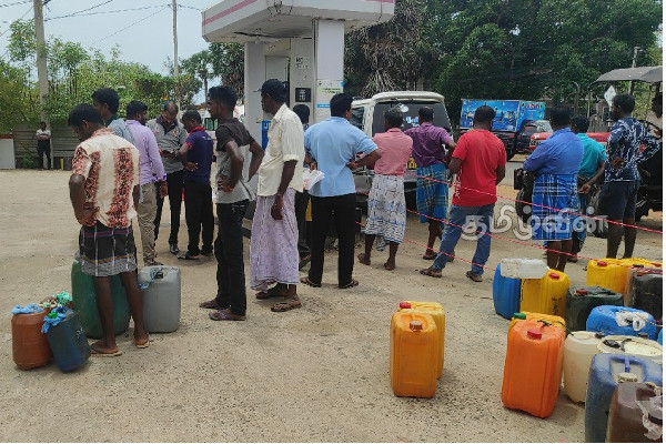 முல்லைத்தீவில் அத்தியாவசிய தேவைகளுக்கு எரிபொருள் விநியோகம் | Fuel Supply For Essential Needs In Mullaithivi