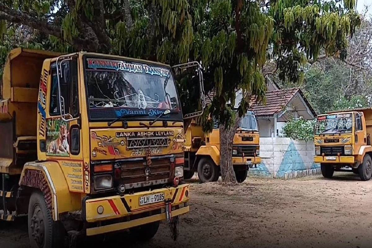 கிளிநொச்சியில் சட்டவிரோதமாக மணல் ஏற்றிய டிபர் வாகனங்கள் பறிமுதல் | Tipper Vehicles Illegally Loaded With Sand Seized
