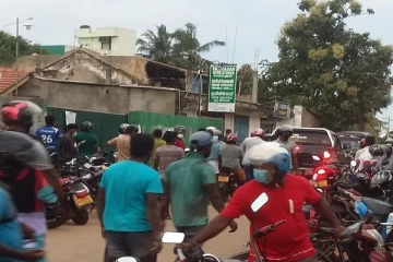 மன்னாரில் சுகாதார நடைமுறைகளை பின்பற்றாது ஒன்று கூடிய மதுபிரியர்கள் - மக்கள் விசனம் தெரிவிப்பு