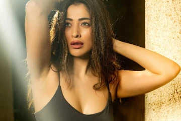 நடிகை ராய் லட்சுமியின் எல்லைமீறிய கவர்ச்சி போட்டோஷூட்