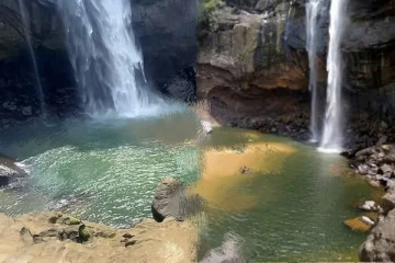 ඥාතීන්ට පේන්න දිය ඇල්ල පාමුල කරනම් ගැසූ තරුණයා ඇල්ලට බිළි වෙයි...