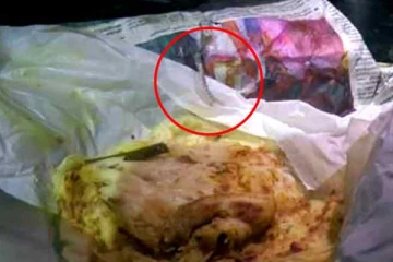 பரோட்டா பார்சல் வாங்கி பிரித்தவருக்கு காத்திருந்த அதிர்ச்சி!