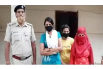 போலீசார் என கூறி முதியவரை நிர்வாணமாக்கி போட்டோ எடுத்த 3 பெண்கள் கைது!