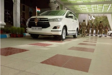 ஸ்டாலின் டெல்லியில் பயன்படுத்திய காரில் எலுமிச்சம்பழம் வைக்கப்பட்டிருந்ததா? உண்மை என்ன?