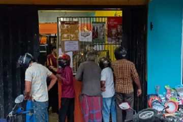 வவுனியாவில் மதுபானசாலைகளுக்குள் களமிறங்கிய பொலிஸார்! உரிமையாளர்களுக்கு கடும் எச்சரிக்கை