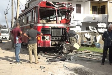 බස් රියදුරුට ඇති වූ හදිසි හෘදයාබාධයෙන් වැල්ලම්පිටියේ බිහිසුණු අනතුරක් [VIDEO]