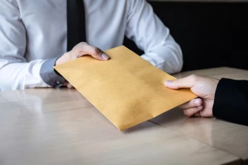 9 மில்லியன் ரூபா இலஞ்சம் பெற முயன்ற இருவர்!