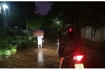 வவுனியாவில் கடும் மழை! இயல்பு வாழ்க்கை பாதிப்பு (PHOTOS)