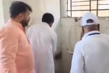 மருத்துவமனை டீனை கழிவறையை சுத்தம் செய்யவைத்த எம்.பி - என்ன காரணம்?