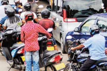 මාර්ග තදබදය අවම කිරිමට ඉන්ධන පෝලිමකට සිදුකළ දේ..