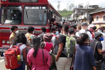 பொடி மெனிக்கே புகையிரதம்  இடைநடுவே நிறுத்தப்பட்டது : பயணிகள் ஆர்ப்பாட்டம் (Video)