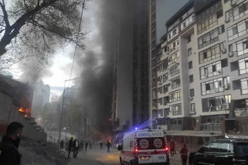 கீவ் நகர குடியிருப்புகள் மீது ரஷ்யா ஏவுகணை தாக்குதல் (Video)