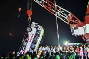 දරුණු අනතුරක් - බංග්ලාදේශයේ බස් රථයක් ගඟකට වැටී 16ක් මරුට - තවත් පුද්ගලයින් අතුරුදහන්