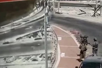 இஸ்ரேல் வீரர்களை துப்பாக்கியுடன் நெருங்கிய பெண்.. பின்னர் நடந்த பயங்கரம்: கமெராவில் சிக்கிய காட்சி