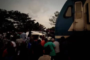 ரயிலுடன் மோதிய கார் ; ஸ்தம்பித்து போன புகையிரத சேவைகள்