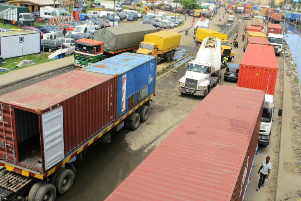 கொழும்பு துறைமுகத்தில் தேங்கி நிற்கும் கொள்கலன் ஏற்றப்பட்ட 500 வாகனங்கள்! | 500 Vehicles Loaded With Stagnant Containers