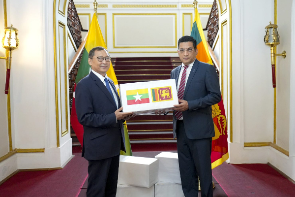 மியன்மாருக்கு நன்கொடையாக இலங்கை தேயிலை!(படங்கள்) | Srilanka Donates 1 Metric Ton Tea To Myanmar