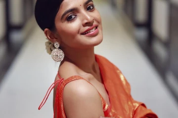 ஸ்லீவ்லெஸ் சேலையில் அழகிய சஞ்சிதா ஷெட்டி