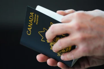 கனடாவில் கடவுச்சீட்டு கட்டண உயர்வு ; மார்ச் 31 முதல் அமலுக்கு