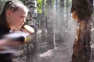 இது கையா இல்லை இரும்பா?.. கைகளாலே மரத்தை உடைக்கும் சிறுமி; வைரல் வீடியோ