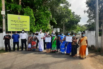 வடக்கு மாகாண ஆளுநர் அலுவலகத்திற்கு முன்பாக கோஷங்களுடன் போராட்டம்! (காணொளி)