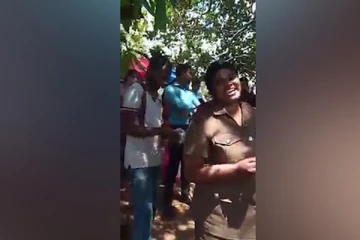 ප්‍රාදේශීය සභාවක්ම එළියට බැහැලා - පාර හරස් කරලා සුද්දන්ගේ දත ගලවන හැටි. (VIDEO)