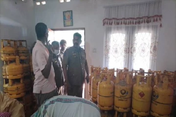 வீட்டுக்குள் மறைத்து வைக்கப்பட்டிருந்த 50 எரிவாயு கொள்கலன்கள்