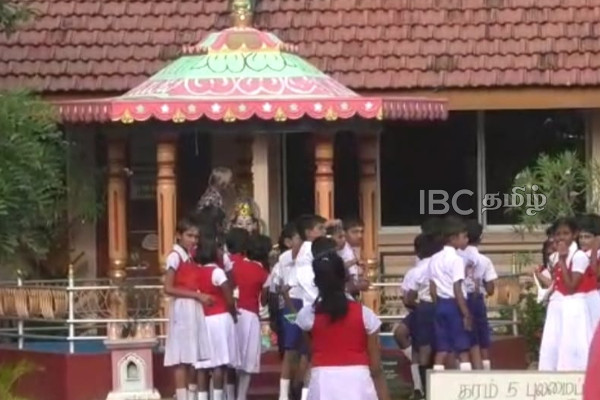 ஆரம்பமானது புலமை பரிசில் பரீட்சை - நாடுபூராகவும் ஆர்வத்துடன் பரீட்சை மண்டபத்துக்கு செல்லும் மாணவர்கள்(படங்கள்) | Scholarship Examination Sri Lanka Went Interest