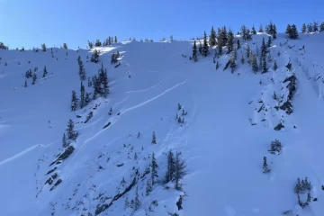 கனடாவில் பனிப்பாறை சரிவில் சிக்கில் ஒருவர் பலி