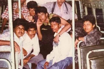 இளம் வயதில் அழகாக இருக்கும் இந்த புகைப்படத்தில் உள்ள பிரபல நடிகர் யார் தெரிகிறதா?