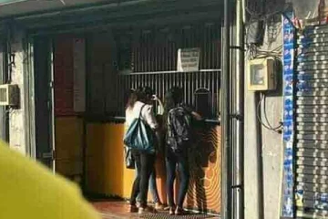 மது கடையில் நிற்கும் மாணவிகள்; சமூக வளைத்தளங்களில் பரவி வரும் புகைப்படம்