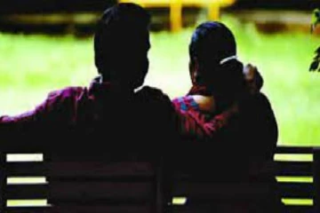 மேல் மாடியில் இருந்து வீழ்ந்த மனைவி; கணவனும் காதலியும் கைது