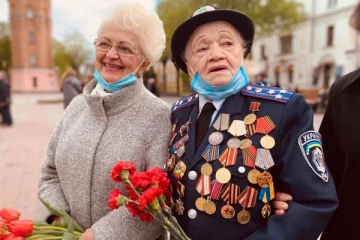 ரஷ்யாவுக்கு எதிராகப் போரிட முன்வந்த  98 வயதான உக்ரைன் பாட்டி