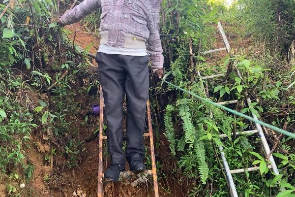 நுவரெலியாவில் மண் சரிவின் பின் அந்தரிக்கும் மக்கள்! இப்படி ஒரு அவலம் | Nuwara Eliya People Traveling By Climbing Ladders