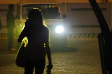 வீதியில் காத்திருந்த பெண்ணை கடத்திச்சென்று பாலியல் துஸ்பிரயோகம்!