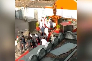 பீகார் முதல்வரை திடீரென்று தாக்கிய நபரால் பரபரப்பு - அதிர்ச்சி வீடியோ வைரல்